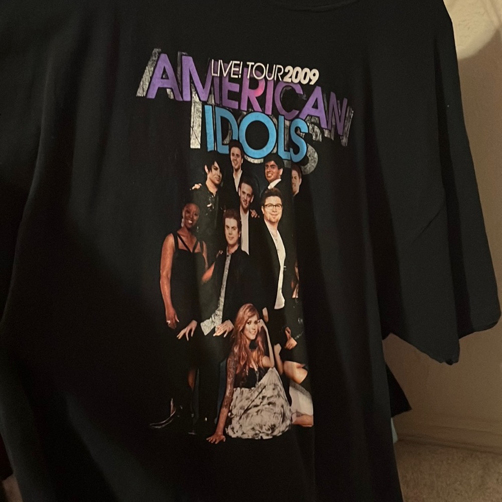 I’m selling this American Idol Live shirt that’s in great condition.